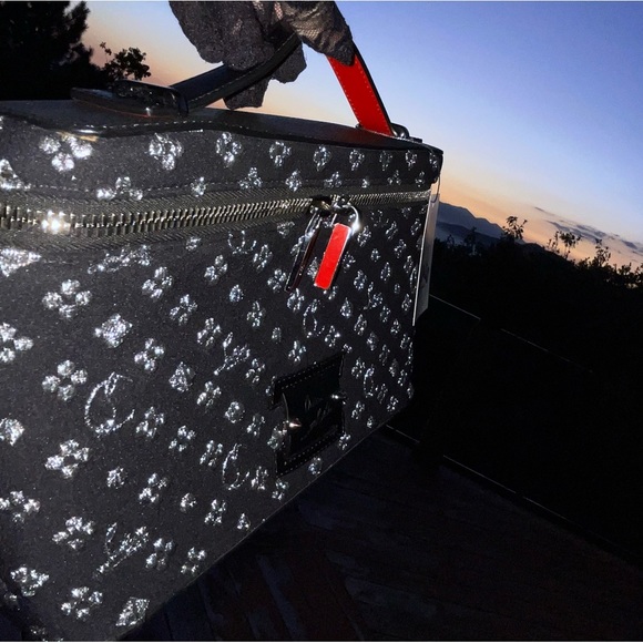 Louboutin: Loubinthesky Kypipouch Calfskin Messenger Tote Crossbody Bag - Picture 13 of 17